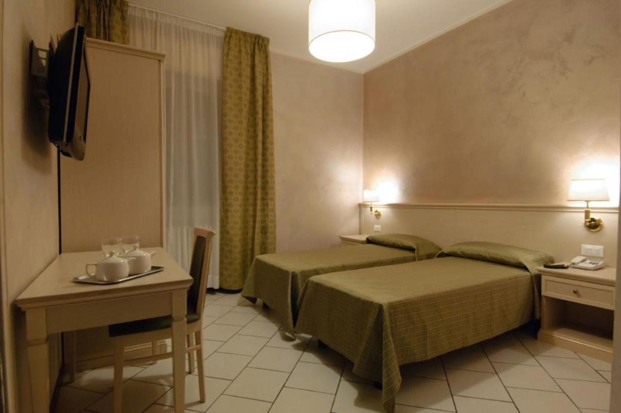 Albergo Cavallino 10 Toscolano Maderno Exterior photo